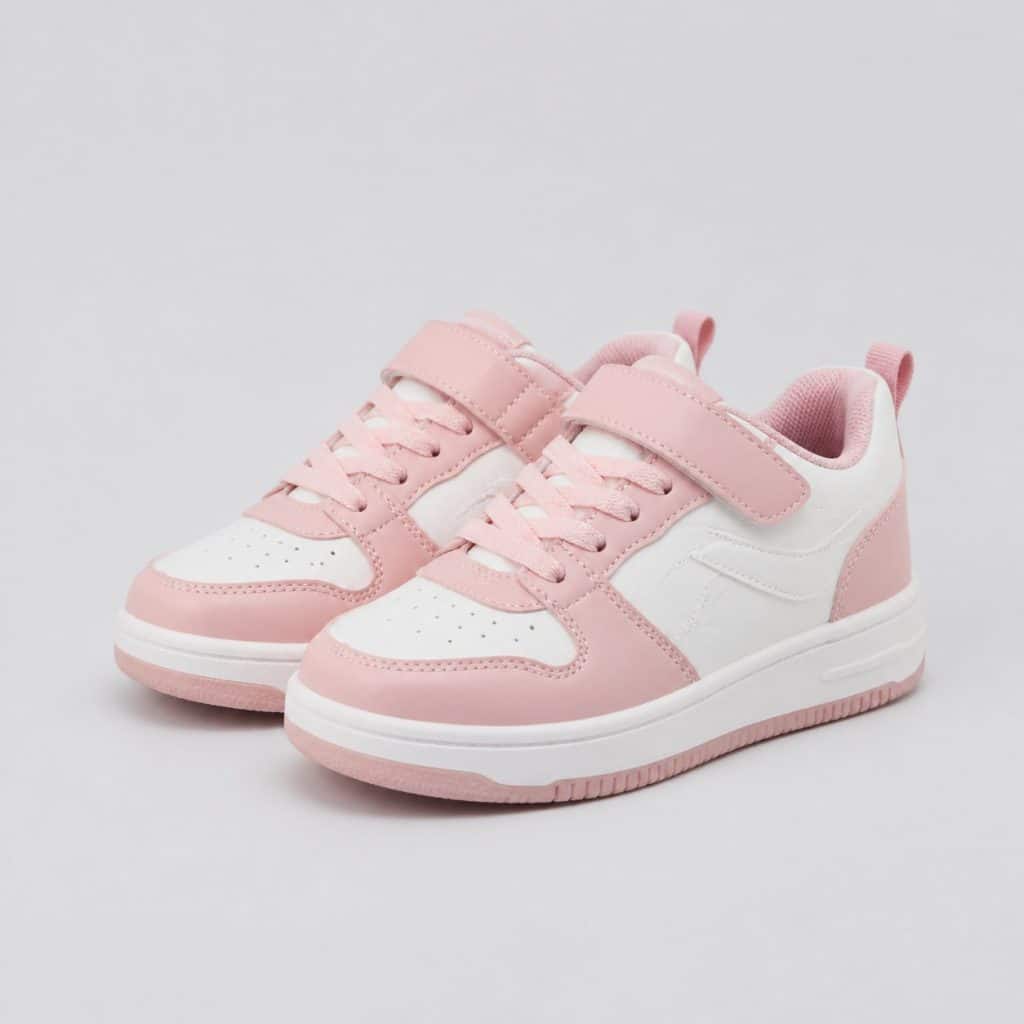 Basket fille rose et blanc présenté sur fond clair