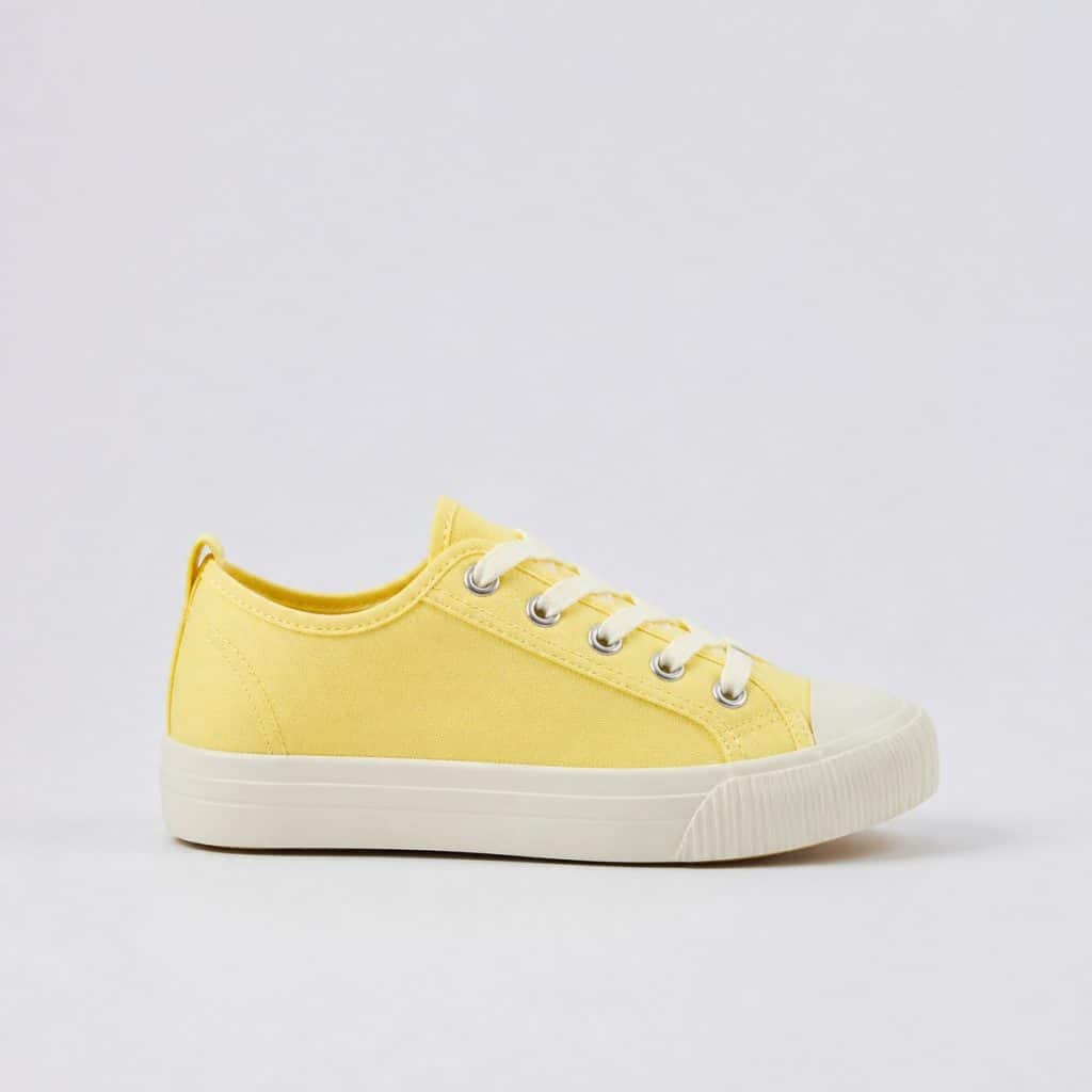 Basket fille en toile jaune pastel présenté sur fond clair