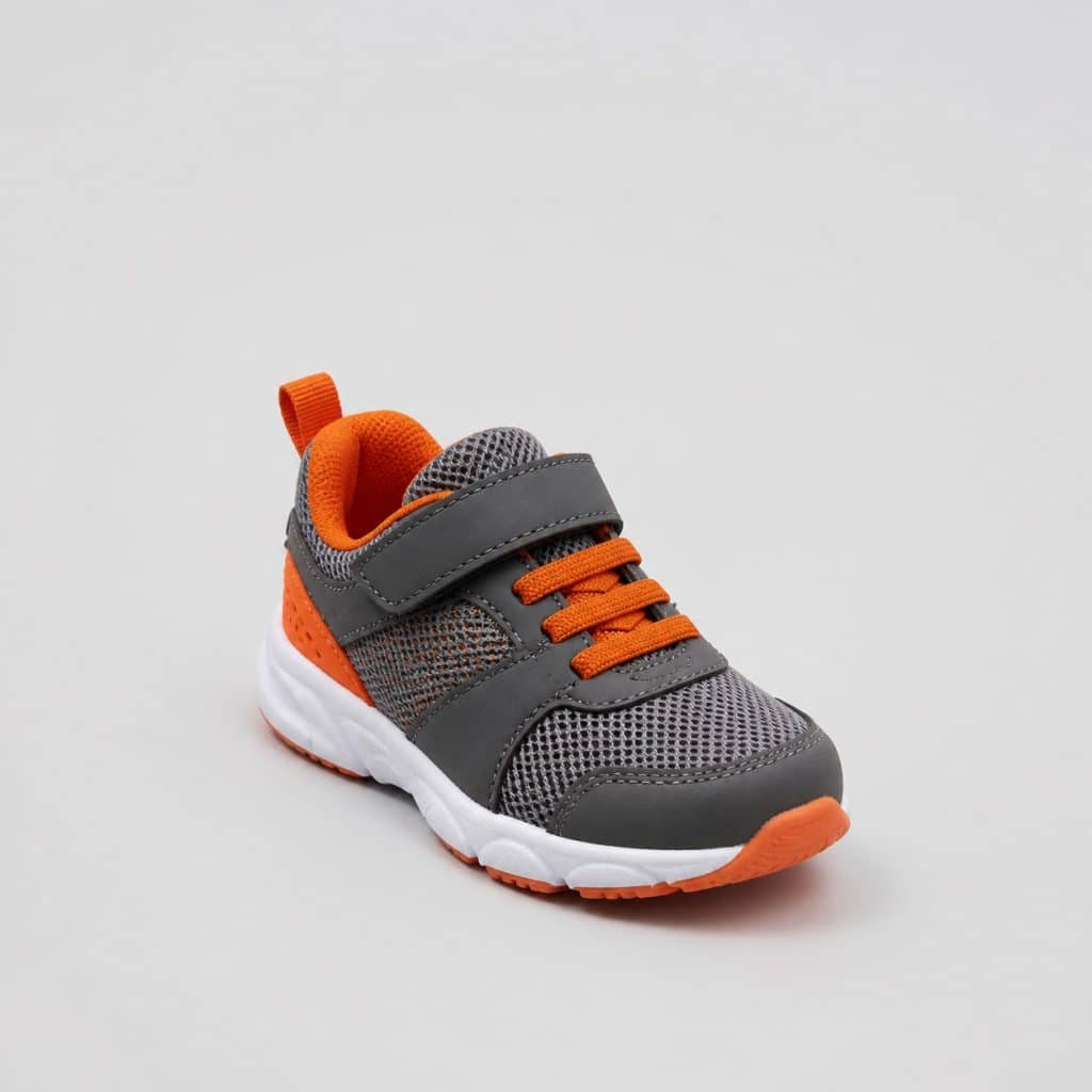 Basket garçon petite pointure gris et orange présenté sur fond clair