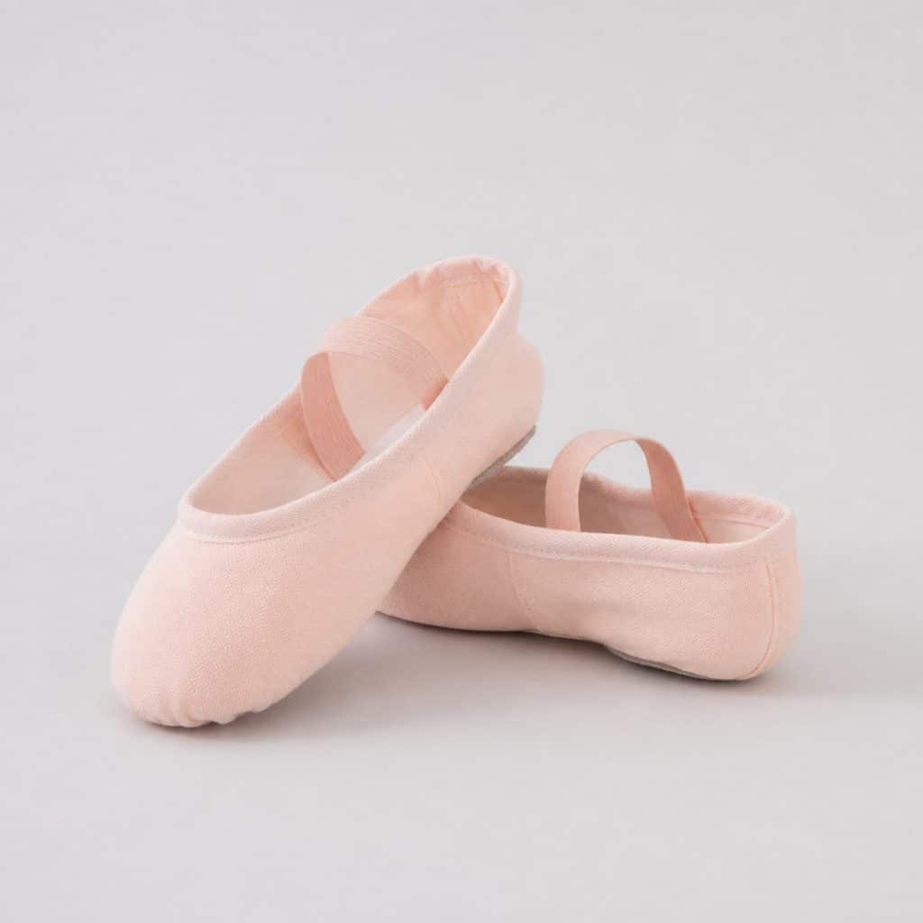 Chaussons de danse en toile rose présenté sur fond clair