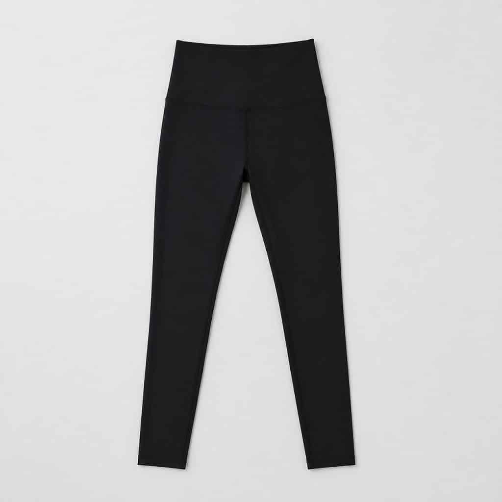 Legging de yoga taille haute noir présenté sur fond clair
