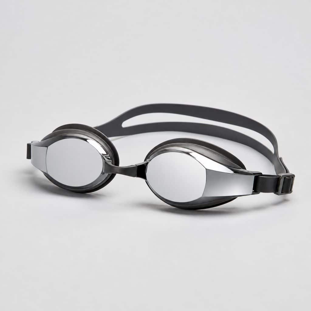 Lunettes de natation miroir anti-buée présenté sur fond clair