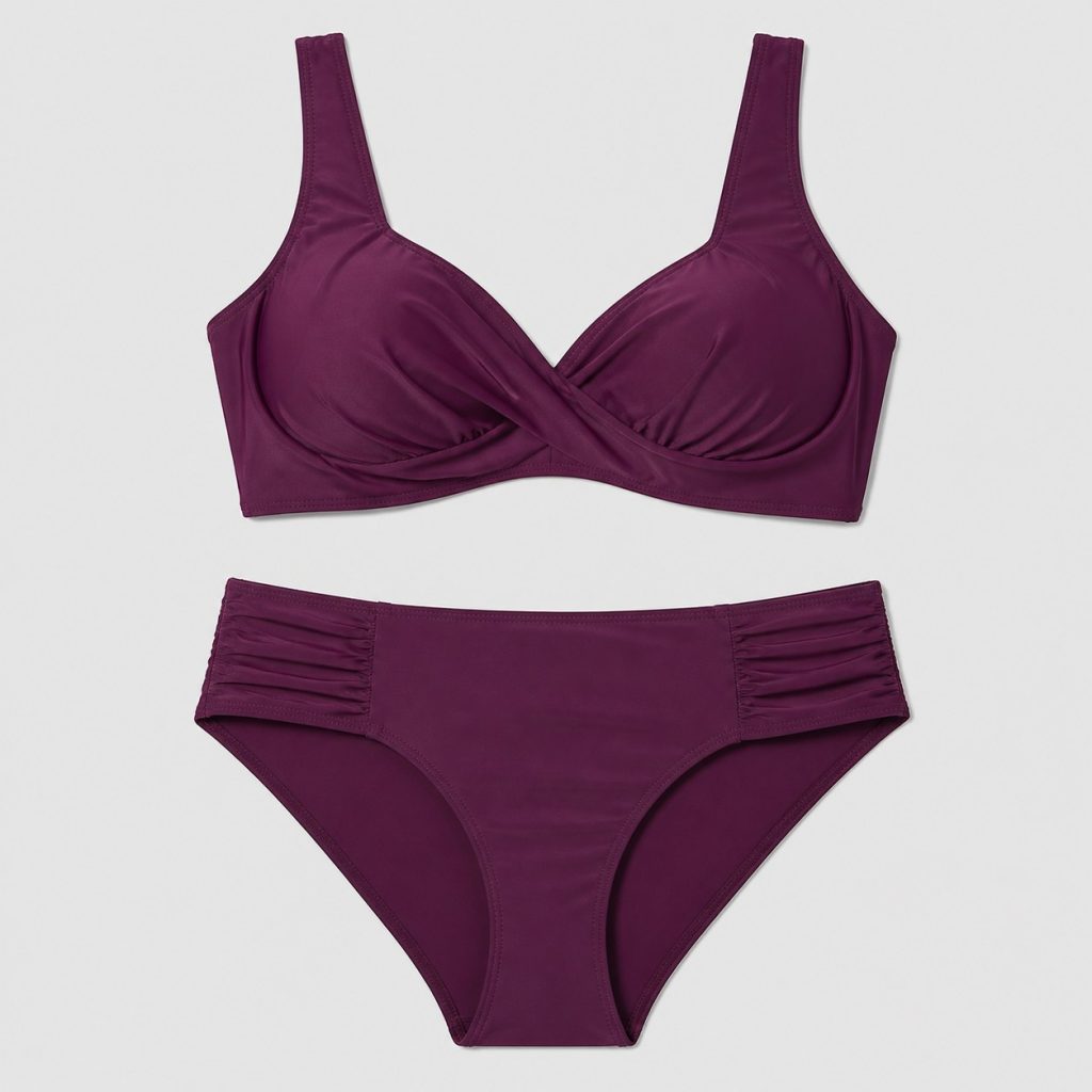 Maillot de bain deux pièces grande taille présenté sur fond clair