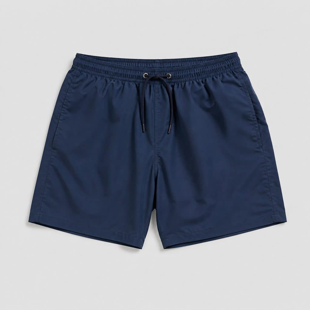 Maillot de bain garçon grande taille junior présenté sur fond clair
