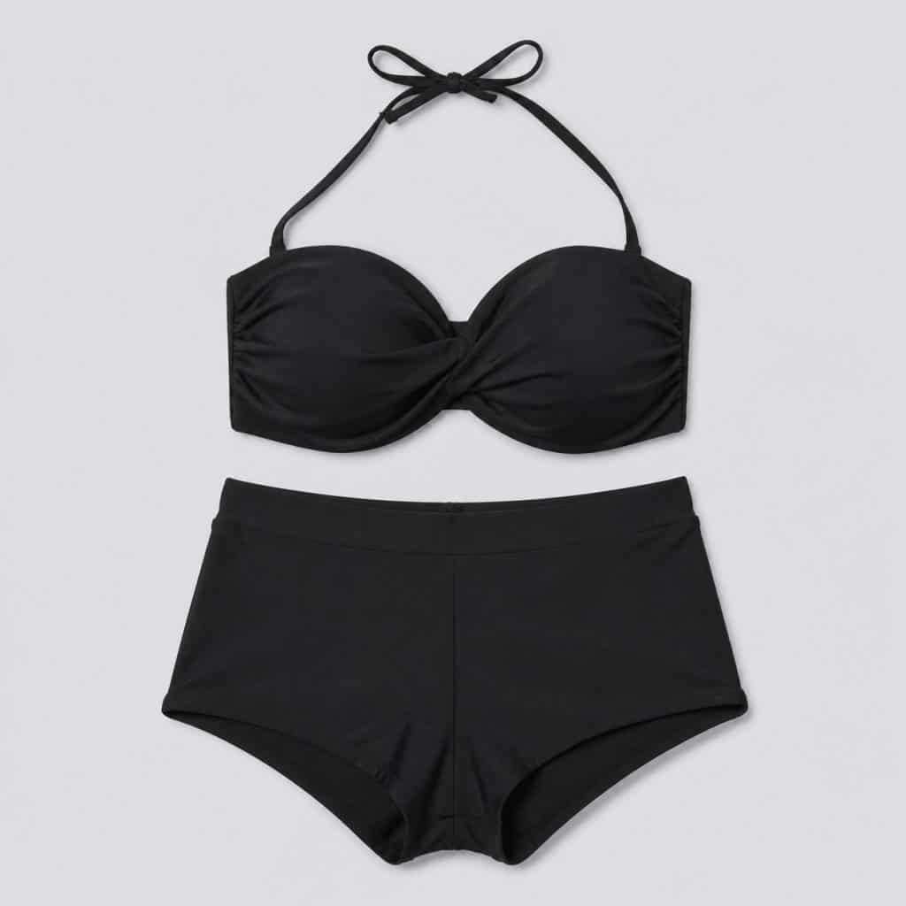 Maillot de bain deux pièces shorty présenté sur fond clair