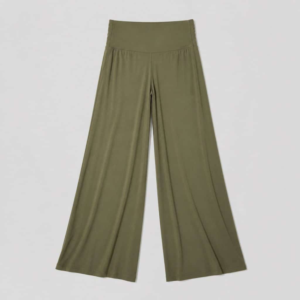 Pantalon de yoga fluide kaki présenté sur fond clair