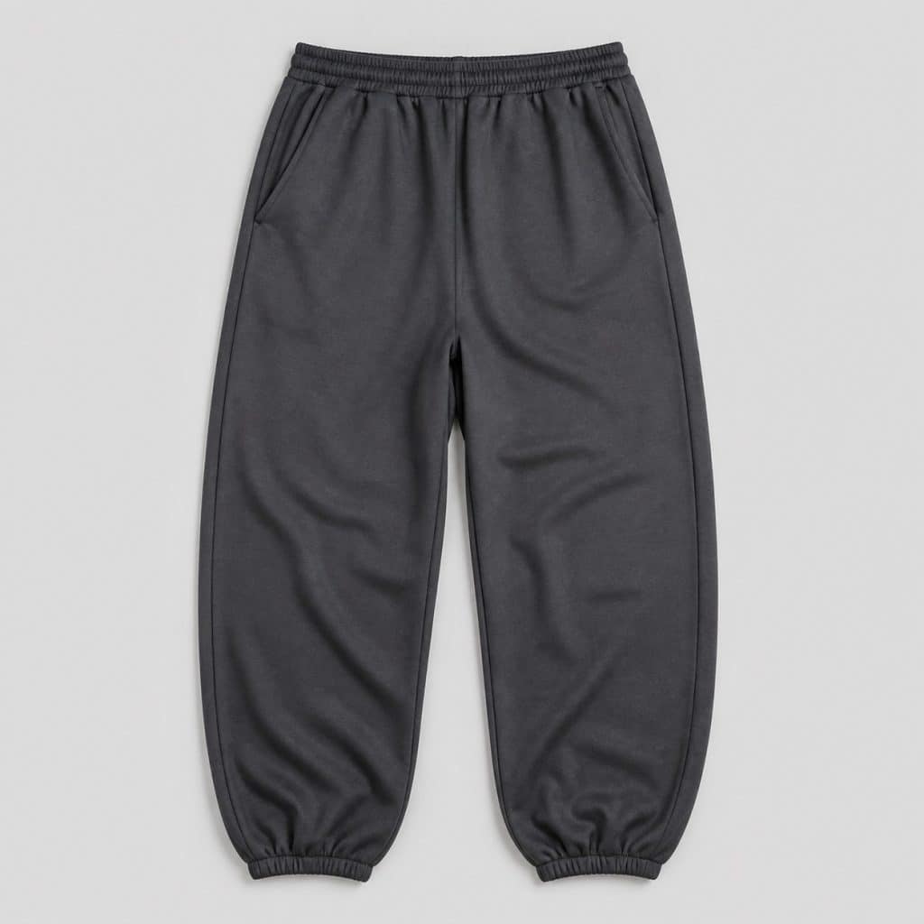 Pantalon jogging homme ample gris foncé présenté sur fond clair