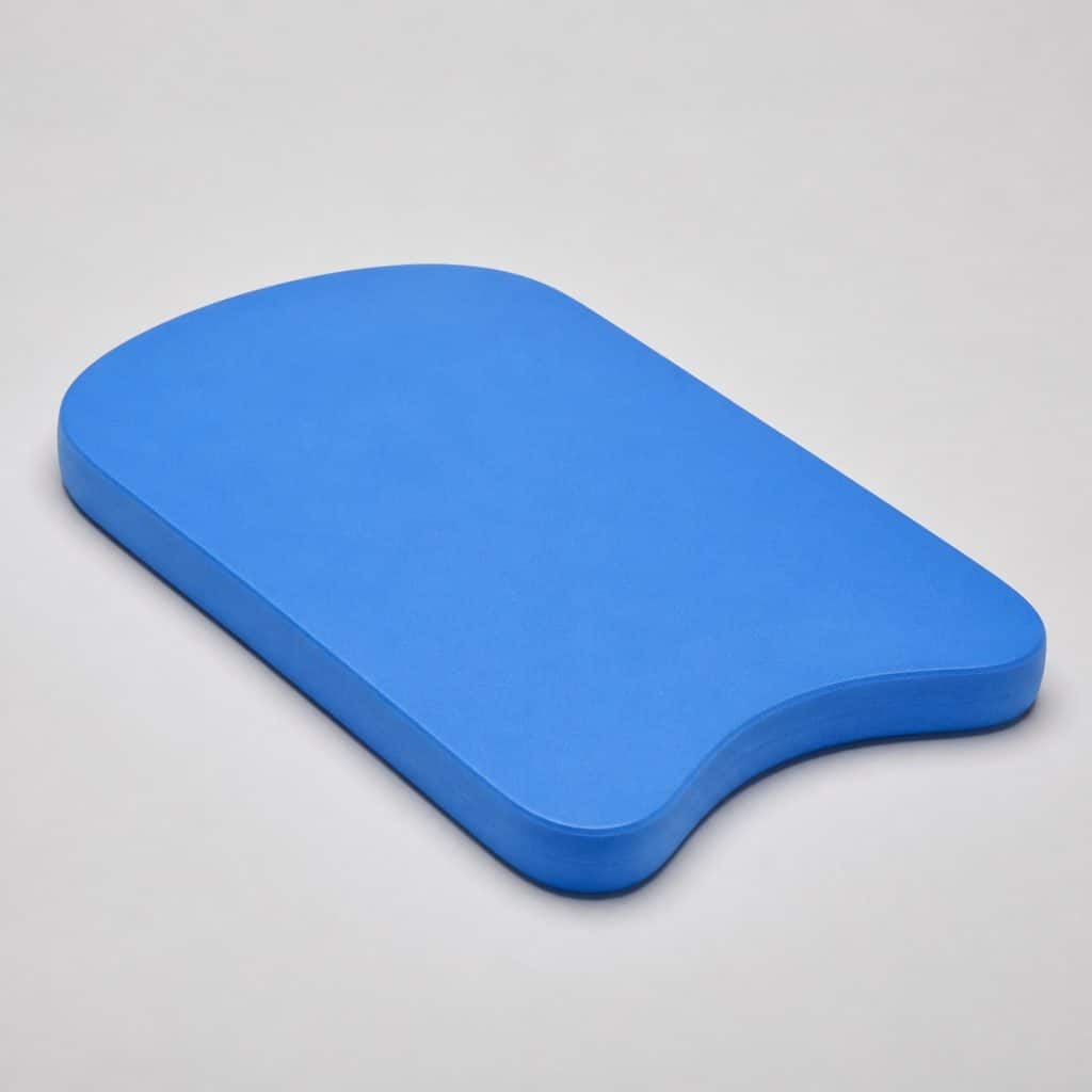 Planche de natation en mousse présenté sur fond clair