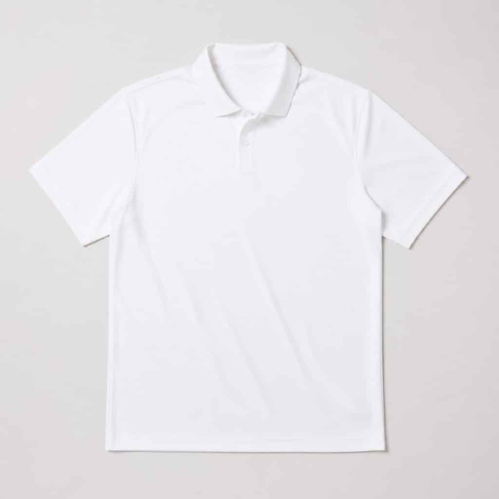 Polo de sport homme blanc présenté sur fond clair