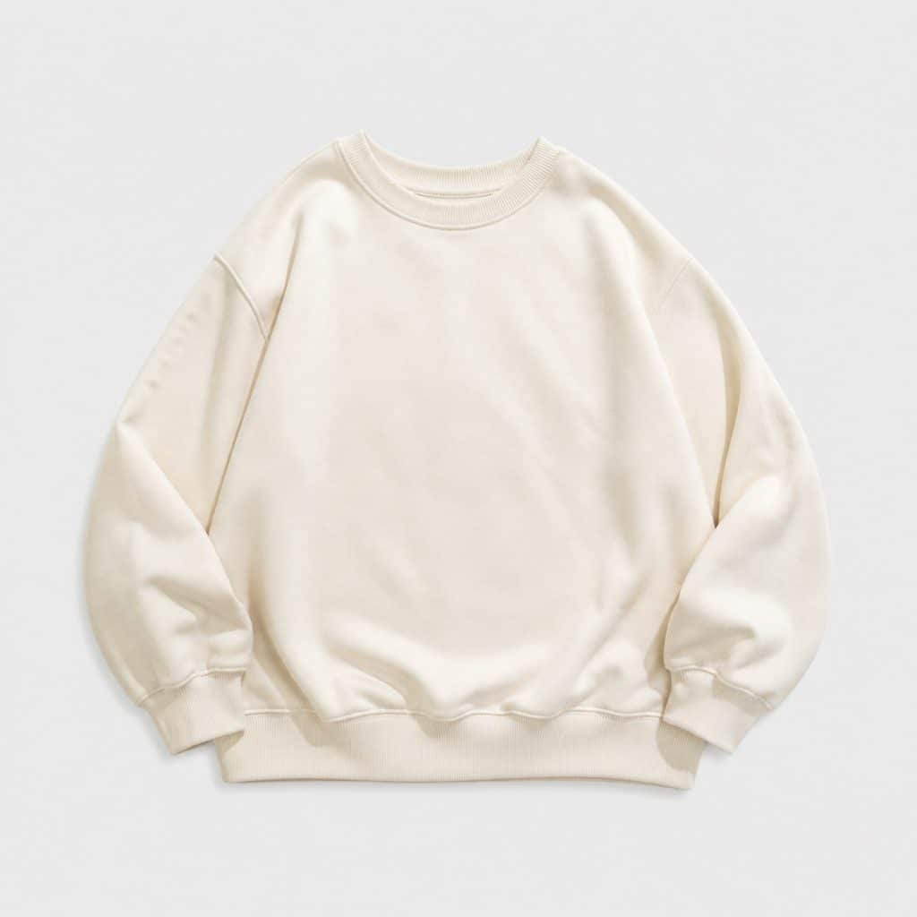 Pull sport femme oversize écru présenté sur fond clair