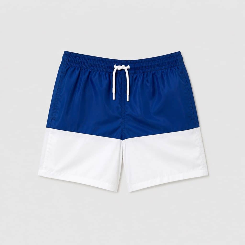 Short de bain junior ajusté présenté sur fond clair