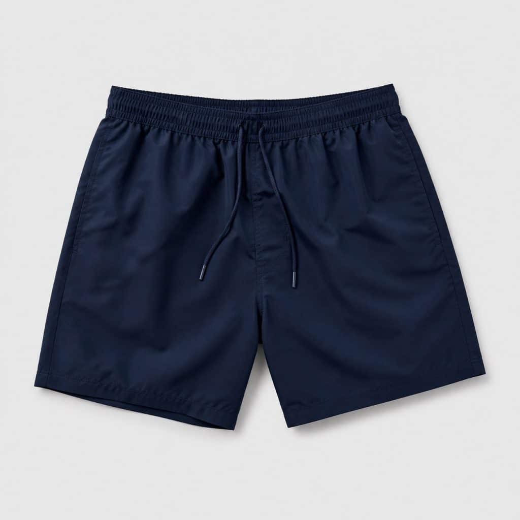 Short de bain long homme présenté sur fond clair