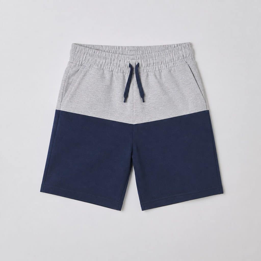 Short garçon junior gris et bleu présenté sur fond clair
