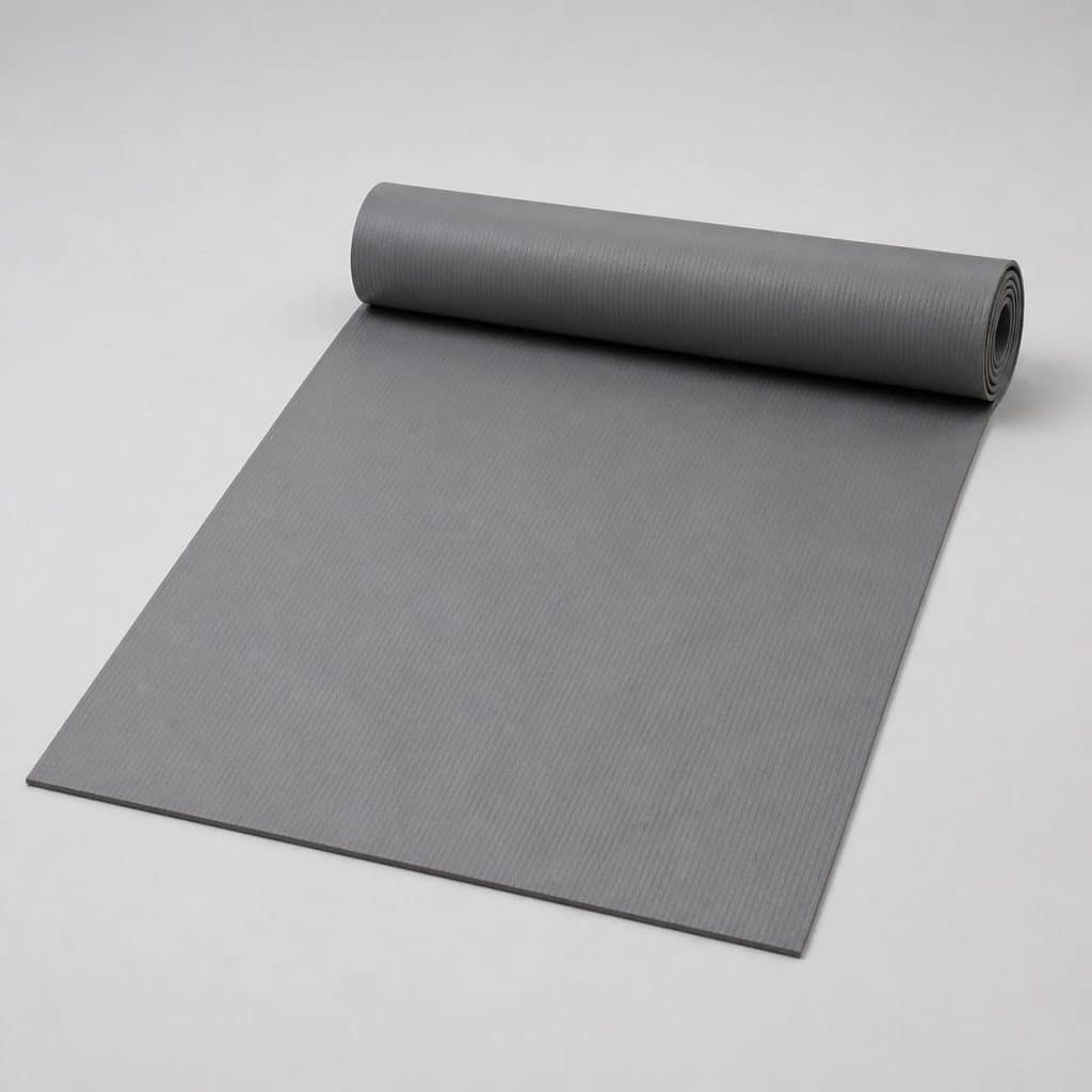 Tapis de sol de protection gris présenté sur fond clair